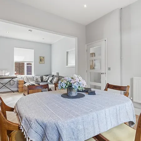 Gorgeous Terraced House In - Pass The Keys *